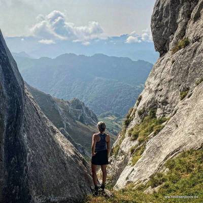 Vistas increíbles desde el Ojo de Buey dirección a Peña Mea entre los concejos de Pola de Laviana y Aller.