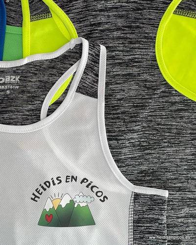 Camiseta Heidis bicolor de tirantes anchos.